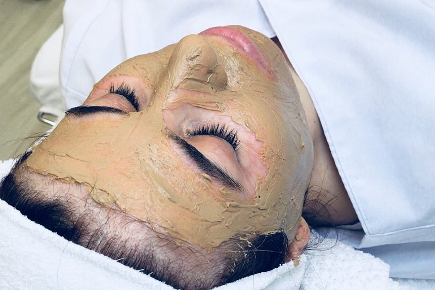 Cliënt ondergaat Cosmelan peeling met masker tegen pigmentvlekken