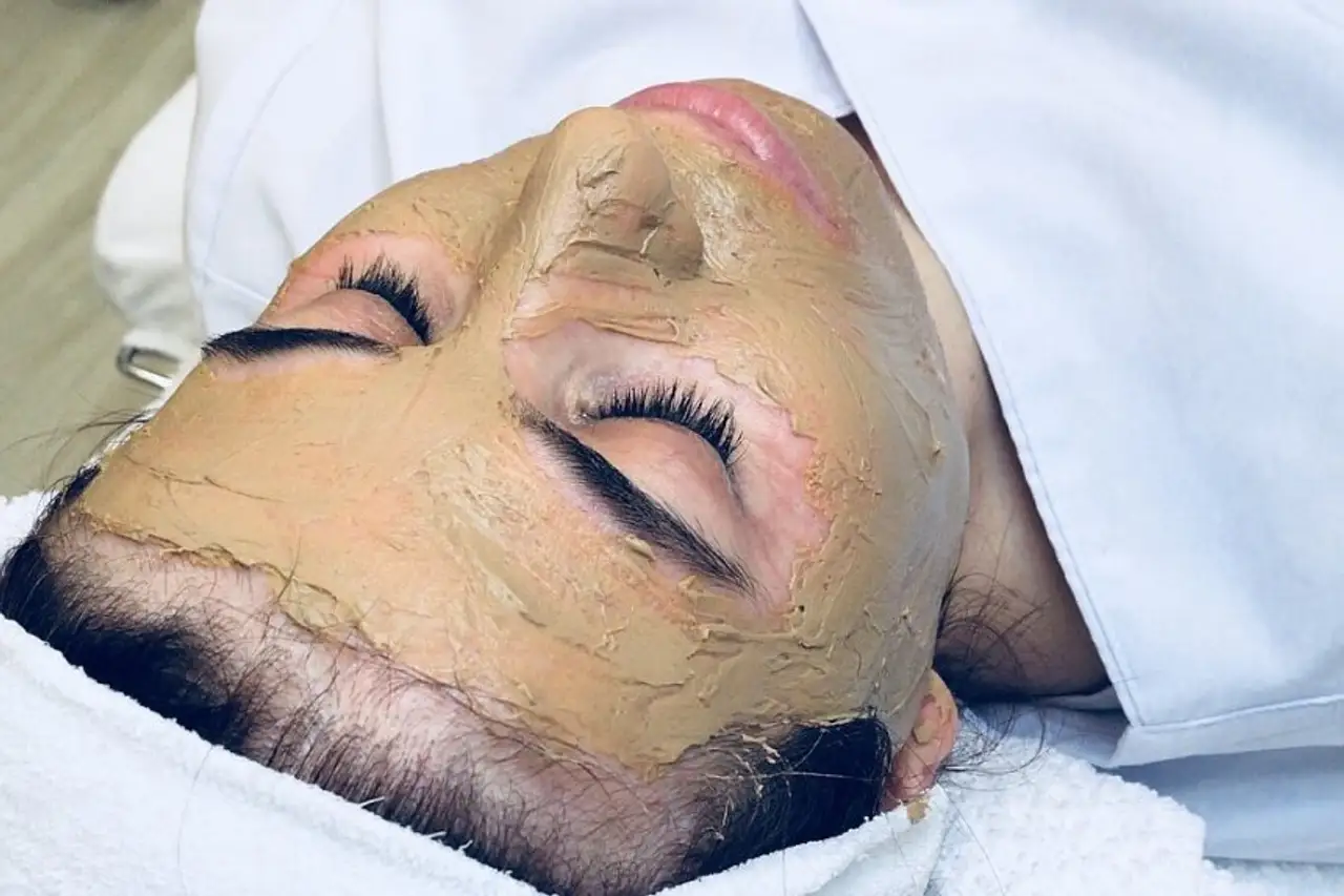 Cliënt ondergaat Cosmelan peeling met masker tegen pigmentvlekken