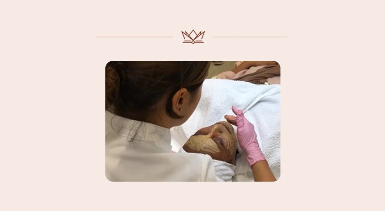 Specialist brengt Dermamelan masker aan tijdens behandeling.