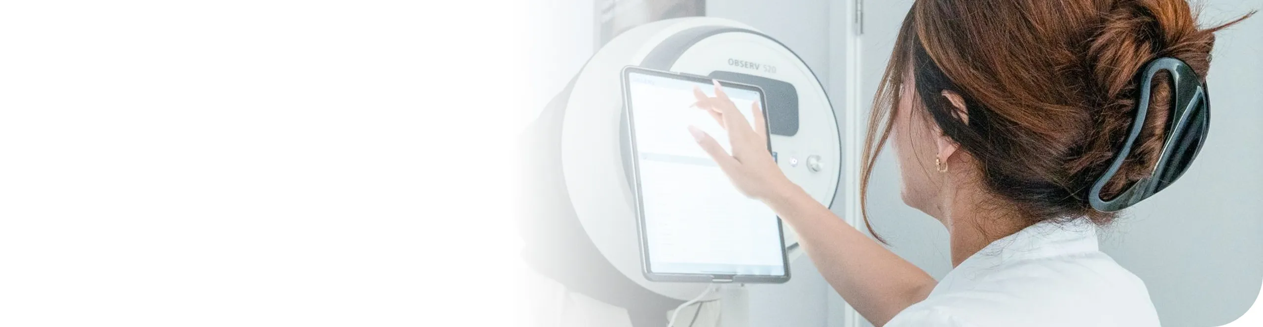 Huidtherapeut onderzoekt huid met geavanceerde Observ 520 huidscan in kliniek in Rotterdam voor behandeling van diverse huidproblemen.