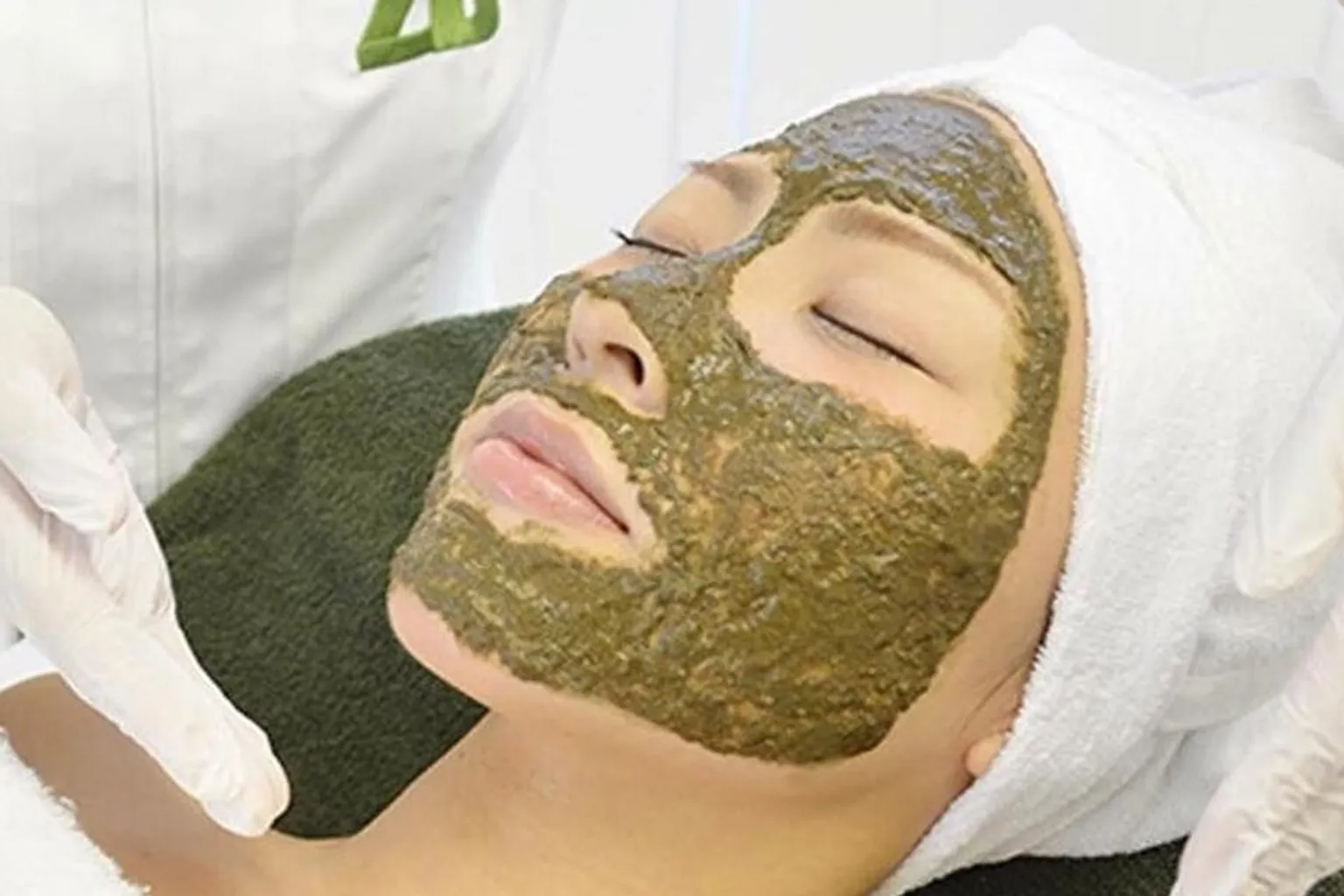 Gezichtsbehandeling met biopeeling in schoonheidssalon Rotterdam