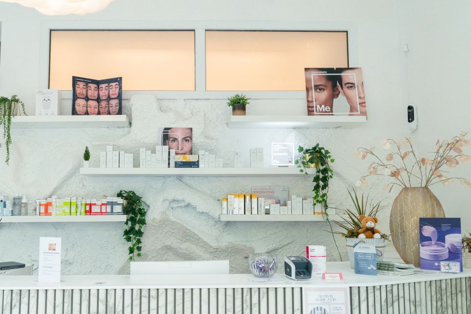 Receptiebalie van Apollo Beauty Huid & Laserkliniek met huidverzorgingsproducten en een rustgevende inrichting.