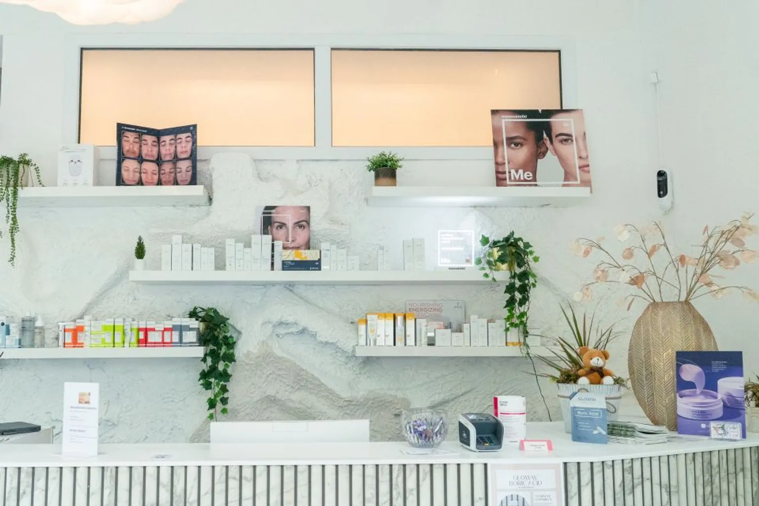 Receptiebalie van Apollo Beauty Huid & Laserkliniek met huidverzorgingsproducten en een rustgevende inrichting.