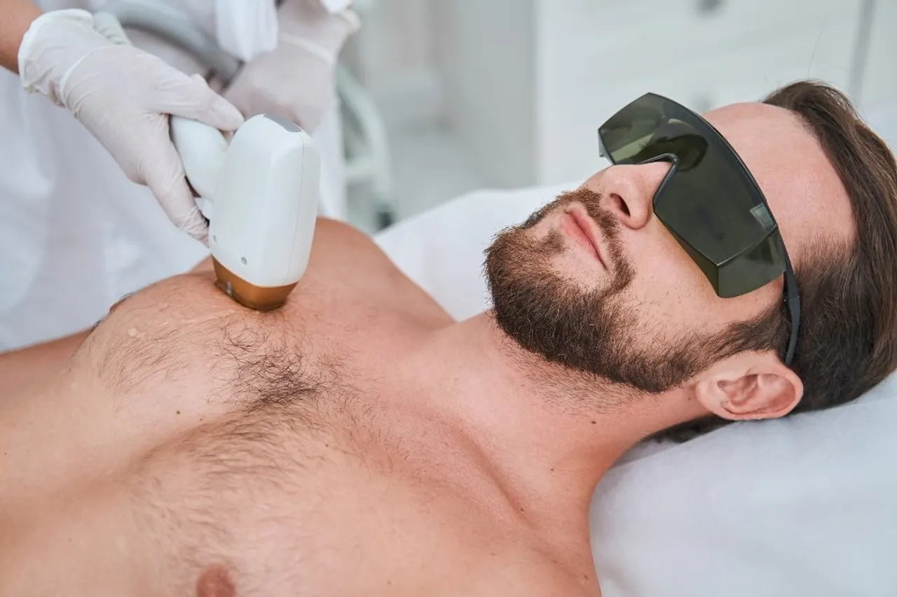 Man ondergaat laserontharing borst bij Apollo Beauty.