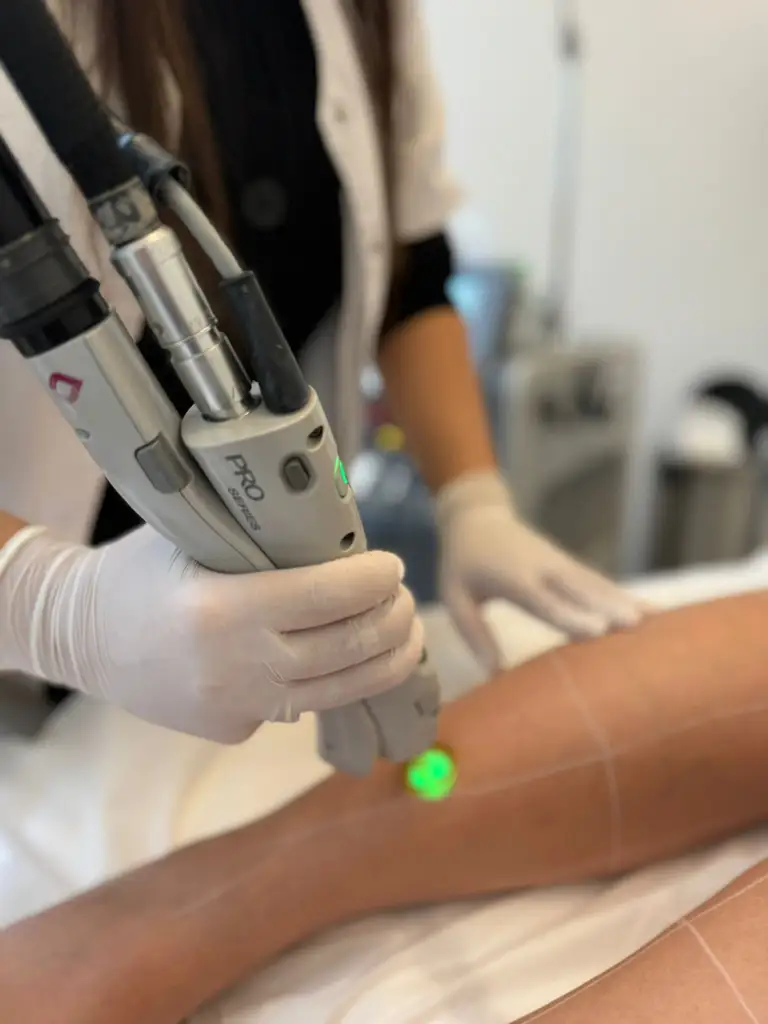 Huidtherapeut voert professionele huidanalyse uit met Observ 520 huidscan bij klant in kliniek.