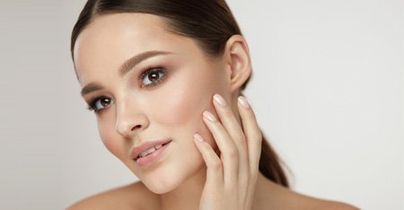 Vrouw met egale en stralende huid na Dermaceutic peeling