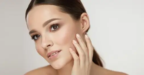 Vrouw met egale en stralende huid na Dermaceutic peeling