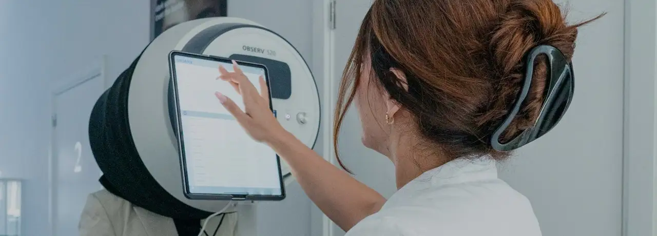 Huidtherapeut voert een professionele huidanalyse