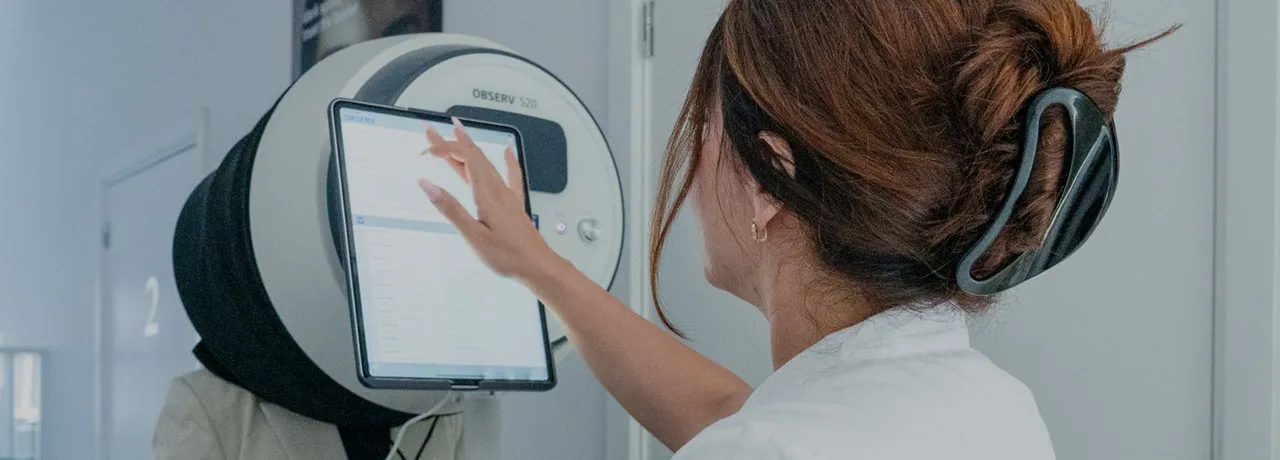 Huidtherapeut voert een professionele huidanalyse